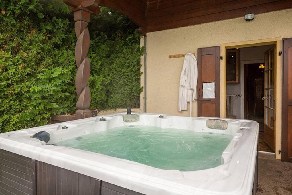 Chalet Traditionnel Avec Jacuzzi Exterieur Bex Esterno foto